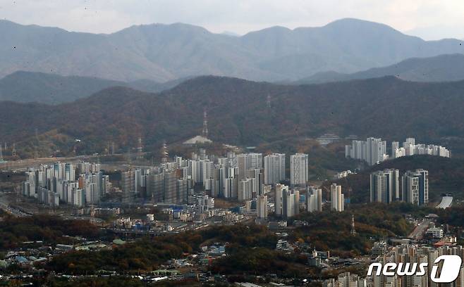 (서울=뉴스1) 박세연 기자 = 수도권 아파트값이 올해 급등해 상위 20%의 아파트값이 처음으로 15억원을 돌파했다.  경기도 하남시 감일지구 아파트단지. 2021.11.10/뉴스1