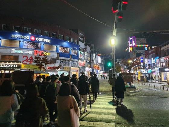 전북대 앞 거리가 젊은이들로 북적이고 있다. 전북대 등 대학이 대면 수업이 늘면서 캠퍼스 주변 상가도 매출이 늘고 있다고 한다. 김준희 기자