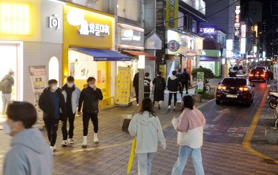 충남대 주변 궁동 골목에 학생들이 몰리면서 활기가 돌고 있다. 충남대가 대면 수업 비율을 높이면서 상인들은