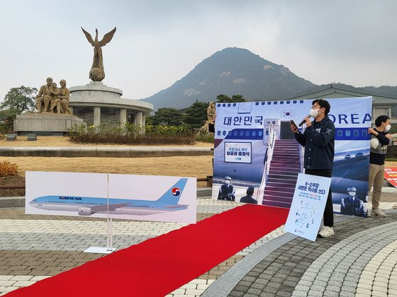 19일 오전 서울 종로구 청와대 사랑채 분수대 앞에서 신전대협 회원이 정부의 요소수 공급 대책을 비판하며 요소수보다 부족한 것이 국정 기본 요소라고 주장하며 손피켓을 들고 있다. 권혜림 기자