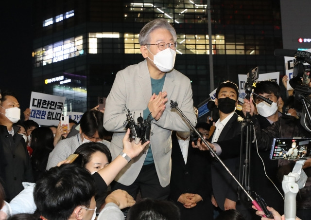 더불어민주당 이재명 대선후보가 19일 대전시 서구 둔산동 갤러리아백화점 타임월드 앞에서 대전 시민들에게 즉석연설하고 있다. 연합뉴스.