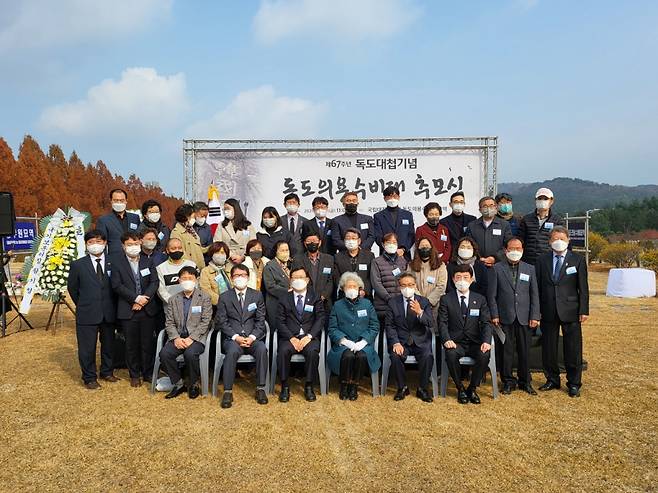 국가보훈처가 11월 19일 오전 국립대전현충원(독도의용수비대 묘역)에서   제67주년 독도대첩을 맞아 독도의용수비대 영령 추모식을  독도의용수비대기념사업회와 함께  거행했다. 추모식 이후 참석자들이 기념 사진을 촬영하고 있다. /사진제공=국가보훈처