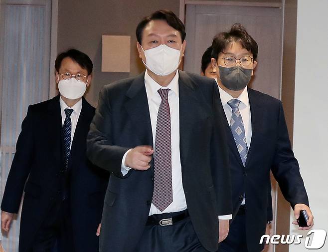 (서울=뉴스1) 구윤성 기자 = 국민의힘 윤석열 대선 후보와 권성동 신임 사무총장이 지난 18일 서울 여의도의 한 음식점에서 중진의원들과의 비공개 오찬 회동에 참석하고 있다.  이날 회동에는 윤 후보와 권 사무총장, 주호영, 김태호, 윤한홍, 하태경 의원과 심재철 전 의원, 유정복 전 인천시장 등이 참석했다. 2021.11.18/뉴스1