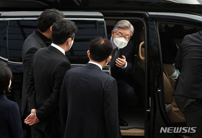 [서울=뉴시스] 국회사진기자단 = 더불어민주당 이재명 대선후보가 19일 오전 서울 종로구 경주이씨중앙화수회관에서 열린 제29대 5차 상임회장단회의에 참석하기 위해 차량에서 내리고 있다. 2021.11.19. photo@newsis.com