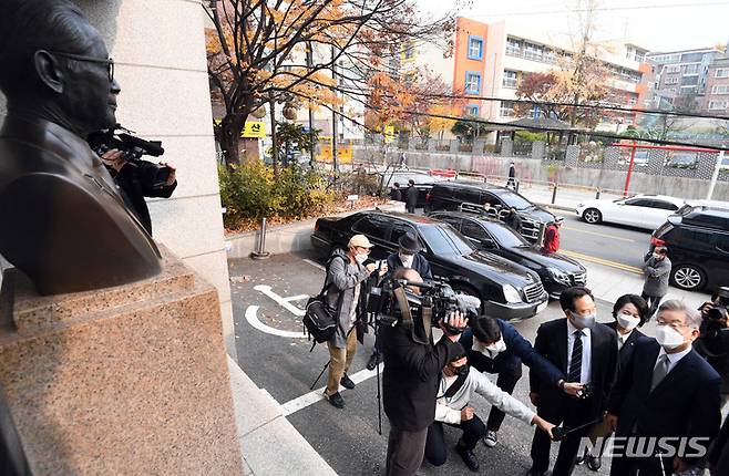 [서울=뉴시스] 국회사진기자단 = 더불어민주당 이재명 대선후보가 19일 오전 서울 종로구 경주이씨중앙화수회관에서 열린 제29대 5차 상임회장단회의에 참석하며 이병철 총재의 흉상을 바라보고 있다. 2021.11.19. photo@newsis.com