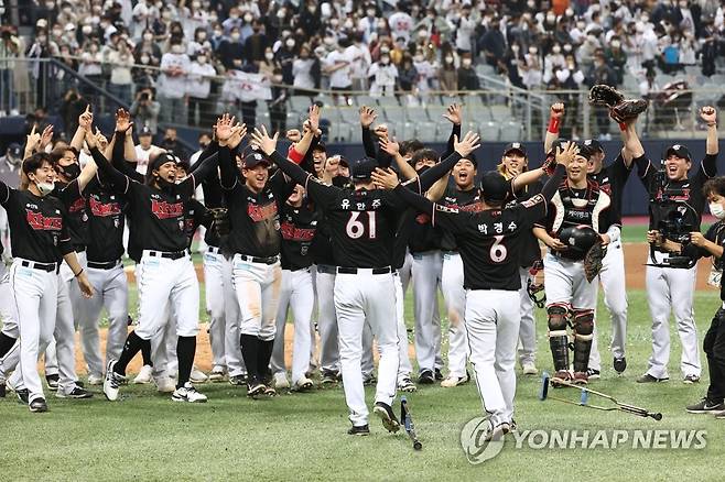 kt 우승, 박경수도 함께 (서울=연합뉴스) 류영석 기자 = 18일 서울 구로구 고척스카이돔에서 열린 2021신한은행 SOL KBO 포스트시즌 한국시리즈 4차전 kt 대 두산의 경기.
    창단 첫 통합우승을 달성한 kt 선수들이 한국시리즈 도중 부상한 박경수와 함께 환호하고 있다. 2021.11.18 ondol@yna.co.kr