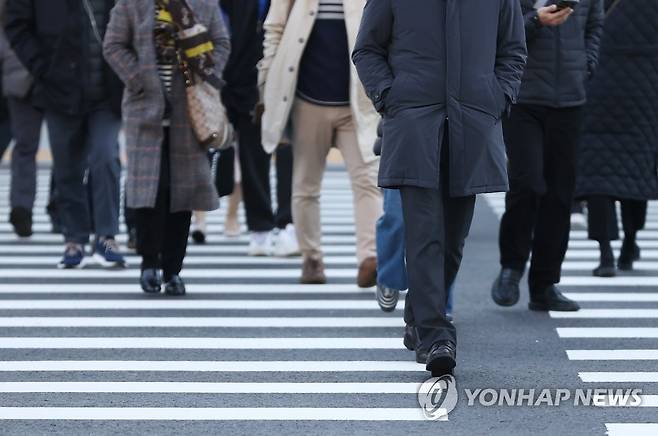 주머니에 손 '꼭꼭' (서울=연합뉴스) 신준희 기자 = 서울 아침기온 영하 1도의 겨울 추위가 찾아온 12일 두꺼운 옷차림을 한 출근길 시민들이 광화문네거리를 지나고 있다. 2021.11.12 hama@yna.co.kr