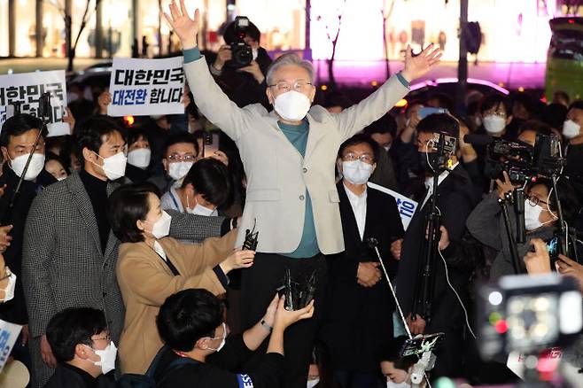 이재명 대선후보가 19일 대전시 서구 둔산동 갤러리아백화점 타임월드 앞에서 대전 시민들에게 손을 들어 인사하고 있다.(사진=연합뉴스)