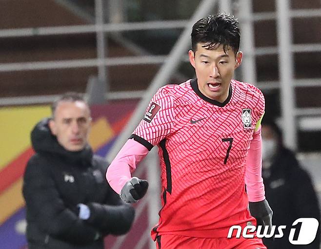 11일 오후 경기도 고양시 고양종합운동장에서 열린 2022 국제축구연맹(FIFA) 카타르 월드컵 최종예선 대한민국과 아랍에미리트(UAE)의 경기에서 벤투 감독이 손흥민을 지켜보고 있다. 2021.11.11/뉴스1 © News1 이성철 기자