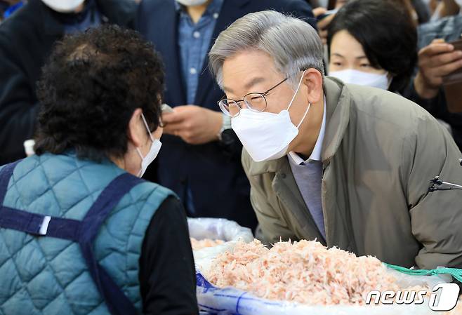 이재명 더불어민주당 대선 후보가 '매타버스(매주 타는 민생버스)' 충청권 지역순회 이틀째인 20일 오전 충남 논산 화지중앙시장을 방문해 상인과 대화하고 있다. 이 후보는 지난주 부산·울산·경남 지역순회에 이어 '매타버스'를 타고 2박3일 일정으로 충청지역을 순회한다. 2021.11.20/뉴스1 © News1 구윤성 기자