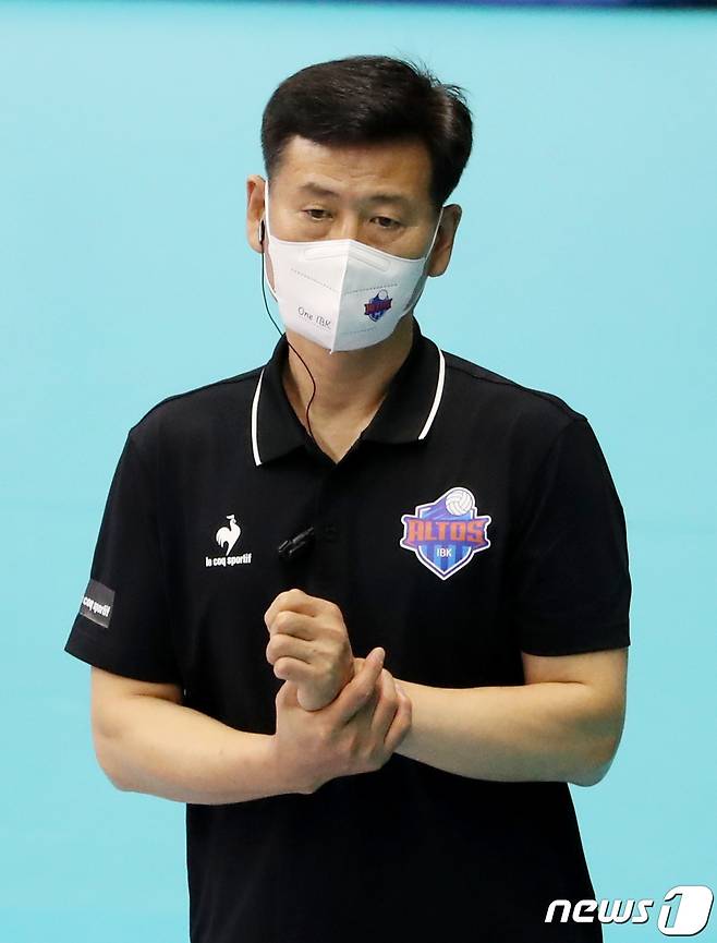 24일 경기도 의정부시 녹양동 의정부체육관에서 열린 ‘2021 의정부·도드람컵 프로배구대회(KOVO컵)' 여자부 현대건설과 기업은행의 경기에서 기업은행 서남원 감독이 경기를 지켜보고 있다. 2021.8.24/뉴스1 © News1 이성철 기자