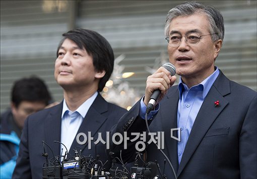 문재인 민주통합당 대선후보와 안철수 전 무소속 후보가 지난 2012년 12월 6일 오후 서울 중구 달개비식당에서 회동한 뒤 입장을 발표하고 있다.