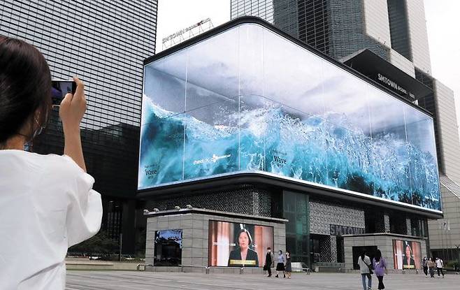 지난해 서울 코엑스 아티움 전광판에서 상영돼 화제를 모은 입체 파도 '웨이브(Wave)'. 디스트릭트를 벼랑 끝에서 구해낸 대표작이다. /이진한 기자