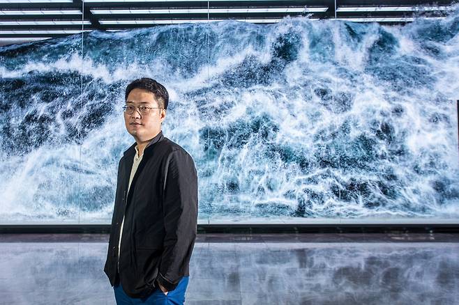 서울 마곡동 '더 넥센 유니버시티'에 설치된 디스트릭트의 영상 작품 앞에 선 이성호 대표. /이신영 영상미디어 기자