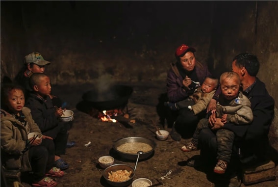 <쓰촨성 빈민 가정의 저녁식사, 2016년/  Photo: Imaginechina>