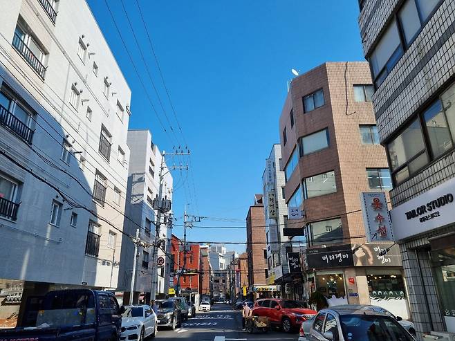 최근 '도심 공공주택 복합사업'이 추진되고 있는 서초구 양재2동 1구역의 모습. 노후 건물 건너편으로 신축 건물이 들어서 있다. /김송이 기자