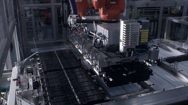 EV6의 배터리 조립 공정에서 배터리 모듈이 제작되고 있다. ⓒ기아