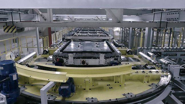 배터리 조립 공정에서 완성한 배터리 모듈이 공장 2층을 통해 차체와 만나는 조립 공정으로 이동하고 있다. ⓒ기아