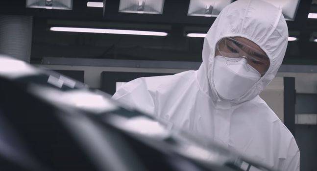 기아 직원이 완성된 EV6의 조립 상태와 도장상태를 검수하고 있다. 유튜브 영상 캡처.