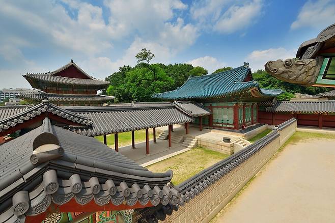 청기와를 얹은 창덕궁 선정전은 광해군이 지은 인경궁 광정전을 그대로 옮겨 지은 것이다. 문화재청 제공