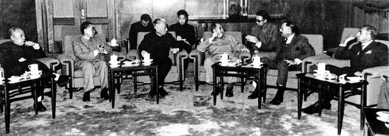 신중국은 파키스탄과 우의가 돈독했다. 1963년 3월 베이징을 방문한 파키스탄 대통령 아유브 칸(오른쪽 둘째)과 외무장관 알리 부토를 접견하는 마오쩌둥. 왼쪽 첫째가 천이. [사진 김명호]
