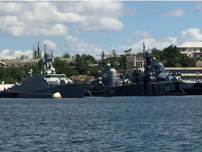 러시아는 2014년 국제사회의 반발을 무릅쓰고 우크라이나 영토이던 크림반도를 전격적으로 병합하였다.  크림반도의 세바스토폴은 러시아 흑해함대의 기지가 있다. 아래 사진은 2016년 러시아가 외신기자들을 상대로 세바스토폴을 공개했을 당시로 주요 군함들이 항구에 정박해 있다.