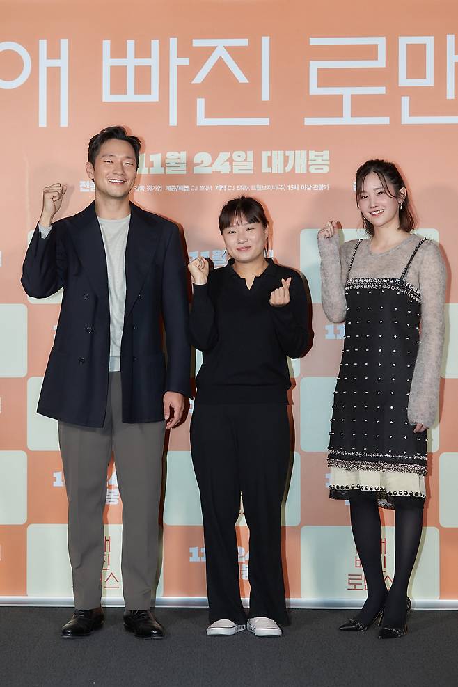 From left: Actor Son Suk-ku, director Jung Ga-young and actor Jeon Jong-seo pose after a press conference held at CGV Yongsan in central Seoul, Wednesday. (CJ ENM)