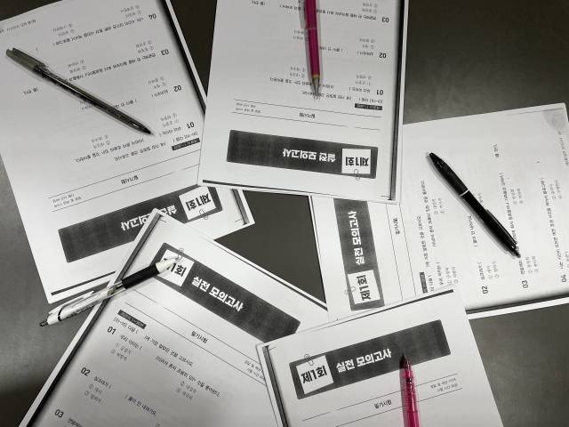 인턴 기자 5명이 귀화 시험 모의고사 문제를 풀어봤다.