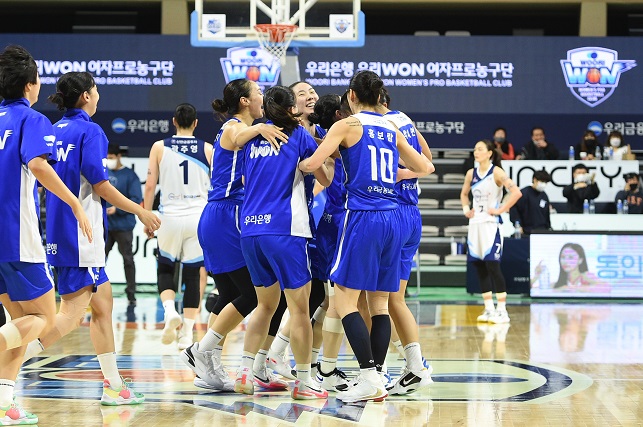 여자 프로농구 우리은행이 20일 아산 이순신체육관에서 열린 신한은행과의 홈 경기에서 75-74로 승리한 뒤 기뻐하고 있다. 사진=WKBL 제공