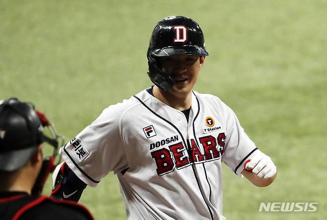 [서울=뉴시스] 홍효식 기자 = 18일 오후 서울 구로구 고척스카이돔에서 열린 2021 KBO 한국시리즈 두산 베어스와 KT 위즈의 4차전 경기, 8회말 2사 두산 김재환이 솔로홈런을 친 뒤 그라운드를 돌고 있다. 2021.11.18. yesphoto@newsis.com