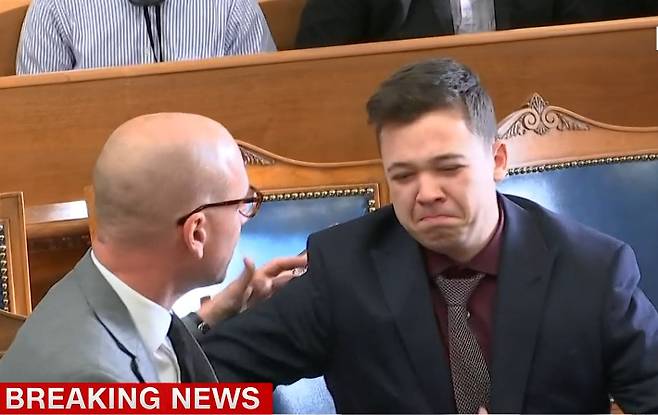 카일 리튼하우스가 자신에 무죄가 평결되자 안도하고 있다. CNN캡처