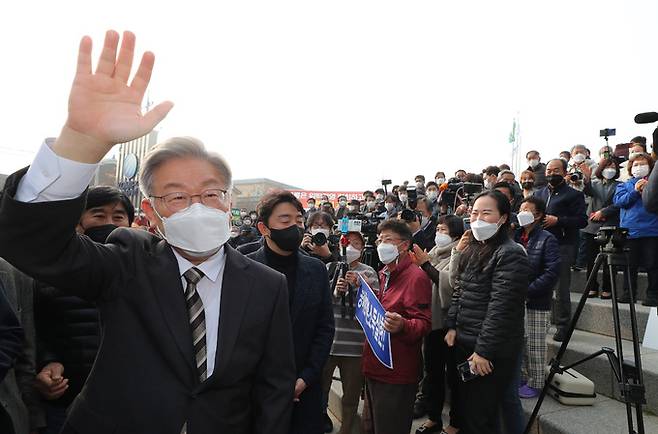 더불어민주당 이재명 대선후보가 20일 충남 보령시 한국중부발전 어귀마당에서 열린 보령화력발전소 주민들과의 타운홀미팅에서 인사하고 있다. 연합뉴스