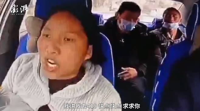 중국 현지시간으로 16일, 구이저우에 사는 여성 양 씨가 호흡 곤란을 일으킨 5개월 된 자녀를 품에 안은 채 택시를 타고 병원으로 달려가는 모습