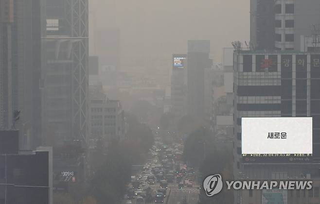 수도권 미세먼지 '나쁨' [연합뉴스 자료사진] 19일 오전 서울 시내가 뿌옇게 보인다. 기상청은 이날 미세먼지 농도는 수도권과 강원 영서, 충청권, 대구, 경북은 '나쁨', 그 밖의 권역은 '보통' 수준을 보이겠다고 예보했다. 2021.11.19