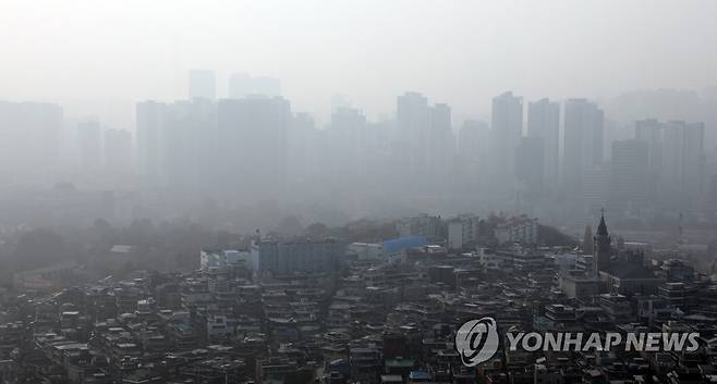 흐리다 흐리다 (서울=연합뉴스) 한상균 기자 = 초미세먼지 농도가 '매우 나쁨'을 기록한 20일  남산에서 바라본 서울 시내 모습. 서울과 경기도는 19일 오후 6개월 만에 초미세먼지(PM 2.5) 주의보를 발령했다. 2021.11.20 xyz@yna.co.kr