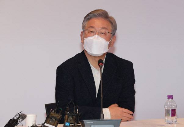 이재명 더불어민주당 대선 후보가 20일 충남 아산시 충남컨텐츠기업지원센터에서 열린 서울대·지역거점 국립대학 학생들과의 대화 `청년이 묻고 이재명이 답하다` 간담회에서 발언하고 있다. (사진=연합뉴스)