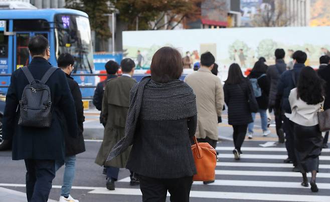 쌀쌀한 초겨울 날씨를 보였던 지난 11일 오전 서울 종로구 세종로네거리에서 시민들이 발걸음을 서두르고 있다. (사진=연합뉴스)