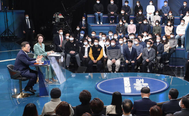 문재인 대통령이 21일 오후 서울 여의도 KBS 공개홀에서 열린  2021 국민과의 대화 ‘일상으로’에 입장, 인사말을 하고 있다.(사진=연합뉴스)