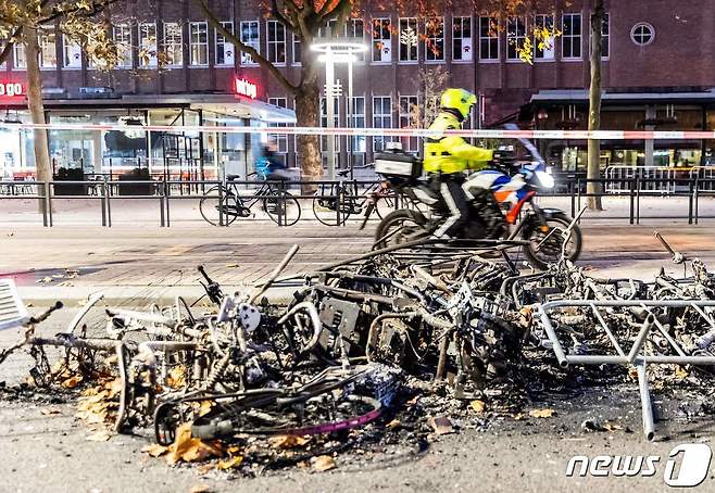 네덜란드 로테르담에서 19일(현지시간) 정부의 봉쇄 조치에 저항하는 시위대들이 경찰차에 불을 지르고 돌을 던졌다. © AFP=뉴스1 © News1 원태성 기자