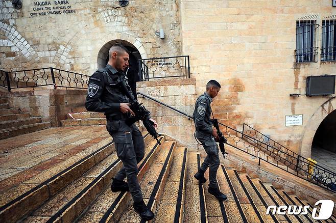 이스라엘 동예루살렘 지역에서 21일(현지시간) 하마스 대원이 기관총으로 총격을 가해 4명의 사상자가 발생했다. © 로이터=뉴스1 © News1 원태성 기자