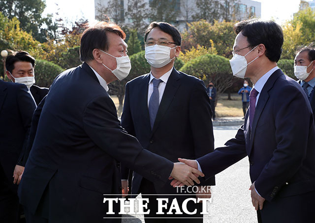 지난해 10월29일, 8개월여 만에 지방 검찰청 순회에 나섰던 윤석열 전 검찰총장이 이두봉 전 대전지검장과 악수하고 있다. /뉴시스