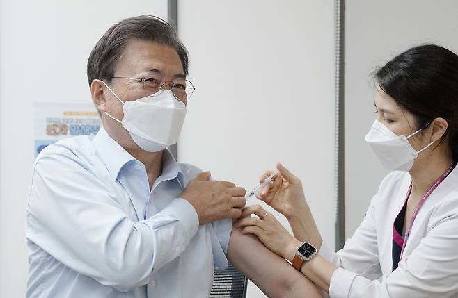 문재인 대통령이 지난달 15일 서울 국립중앙의료원 코로나19 중앙예방접종센터에서 코로나19 백신 추가 접종을 받고 있다. /연합뉴스