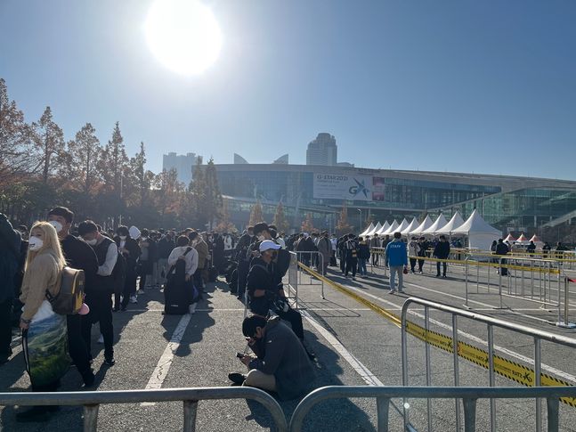 지난 19일 지스타2021이 개최된 부산 해운대부 벡스코 전시장 앞에서 관람객들이 입장을 위해 줄을 서서 대기하고 있다.ⓒ데일리안 최은수 기자