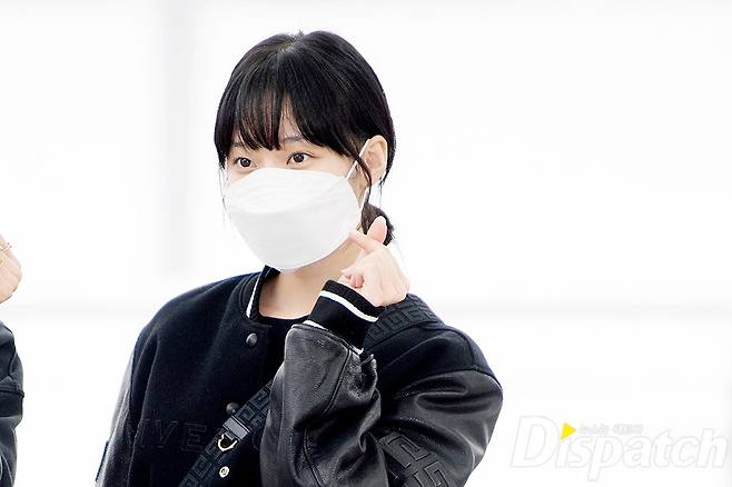 Group Aespa left Incheon International Airport on the morning of the 21st to attend the Macys Ding Giving Day Parade in United States of America New York.Winter showed off her chic charm in all-black fashion on the day, with her lovely beauty also outstanding.