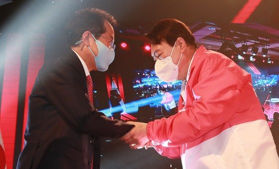 윤석열 국민의힘 대선후보(오른쪽)와 홍준표 의원. 뉴스1