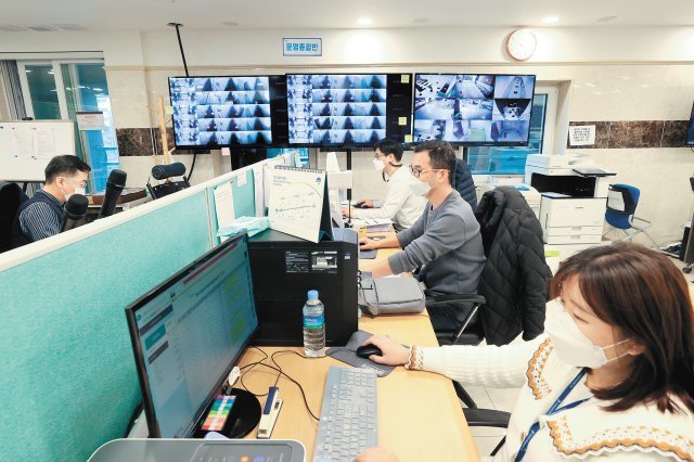 18일 서울 영등포구 신종 코로나바이러스 감염증(코로나19) 생활치료센터 사무실에서 직원들이 생활치료센터와 재택치료 관련 상황을 점검하고 있다. 21일 현재 재택치료 중인 환자는 전국 5118명으로 전날에 비해 213명 늘었다. 사진공동취재단