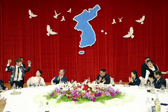 지난 2018년 문재인 대통령이 평양에 방문했을 당시. 사진은 김정은 북한 국무위원장과 함께 최현우 마술사의 마술을 보는 모습. 청와대 제공.