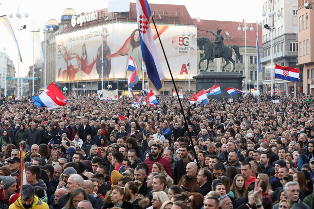크로아티아의 자그레브에서 20일 코로나19 방역조치에 반대하는 집회가 열리고 있다. 자그레브/로이터 연합뉴스