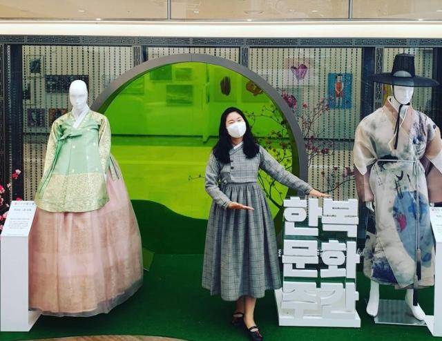 10월 11일 코엑스에서 열린 한복문화주간 행사에 직장인 한복 홍보대사 활동을 위해 참석한 박미희씨. 그는 평소처럼 한복을 입고 코엑스를 찾았다. 인스타그램 캡처