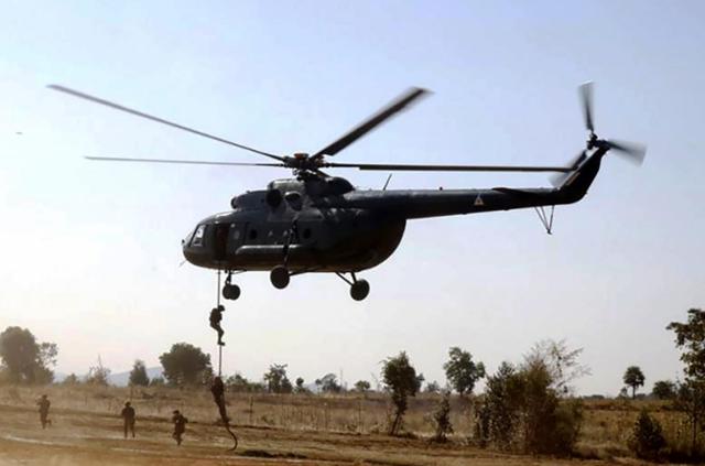 지난 20일 미얀마 마궤주에 투입된 정부군의 헬리콥터 모습. 미얀마나우 캡처